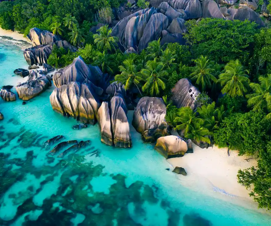 Spiaggia con rocce di granito e mare turchese alle Seychelles