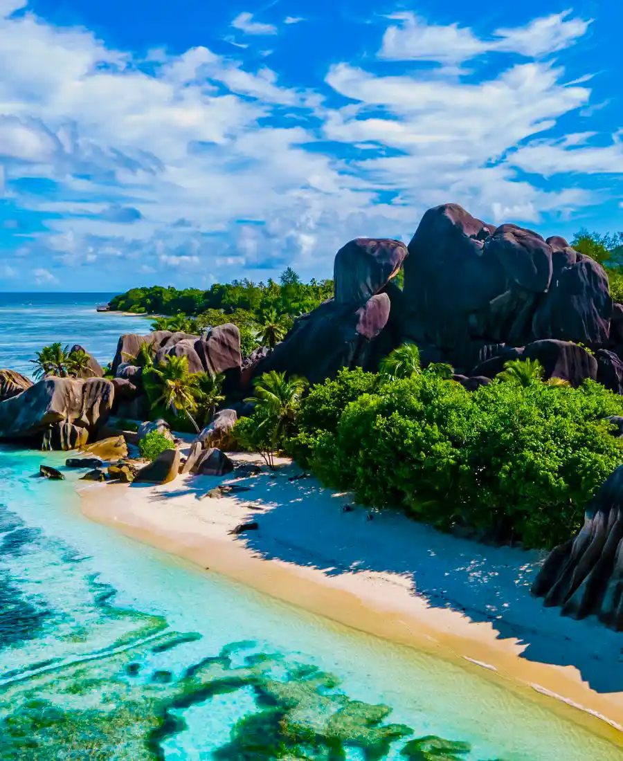 La Digue Seychelles con rocce di granito e mare turchese