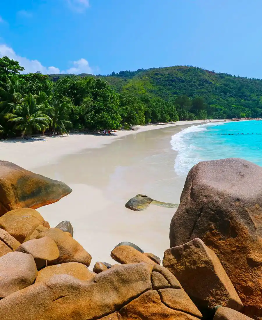 Praslin Seychelles con spiaggia tropicale e rocce di granito
