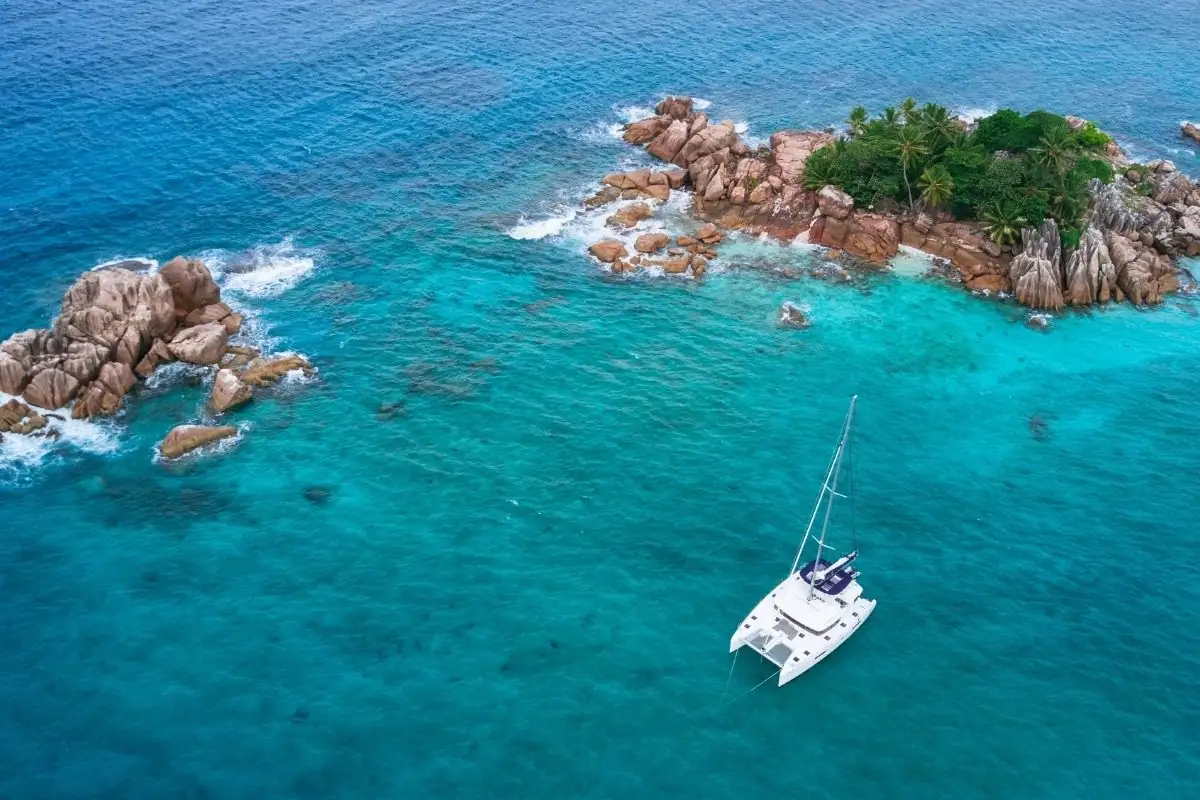 Catamarano tra le isole delle Seychelles durante un itinerario island hopping