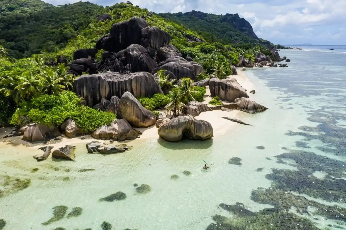 Spiaggia di La Digue alle Seychelles con grandi rocce granitiche