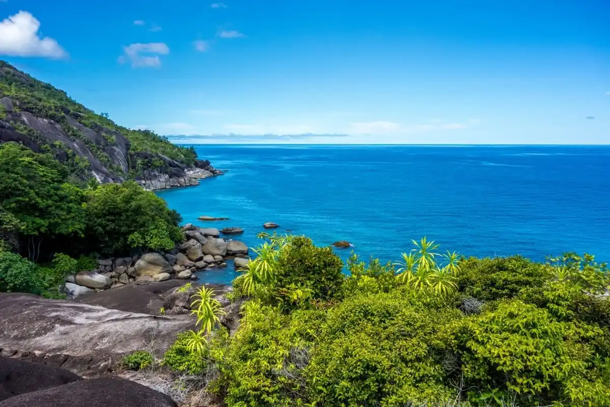 Costa granitica e vegetazione tropicale dell'isola di Mahé alle Seychelles