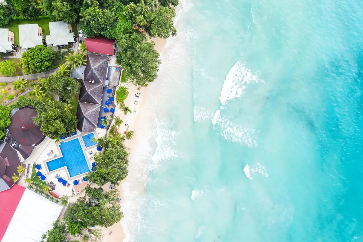 Resort sulla spiaggia delle Seychelles visto dall'alto
